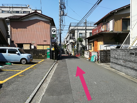 9 横断歩道の向かい側の道を直進します。