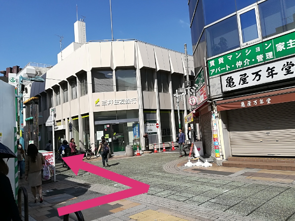 2 正面左手に三井住友銀行がありここを左折します。